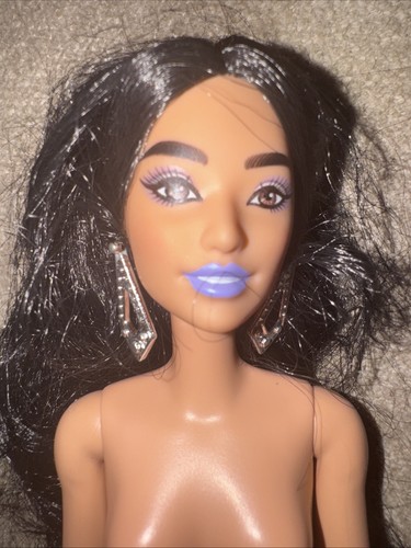 Barbie Long Hair Missing Hand - Picture 4 of 7