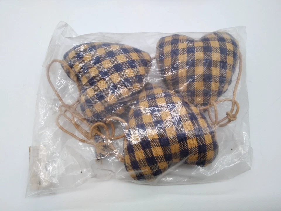 Lot of 5 packs of Sweet Heart Tartan Bunting by Woven Magic, 3 in each pack - Image 4 of 4