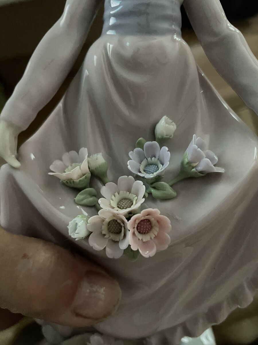 LLadro Flowers in the Basket Porcelain Gloss Figurine No LLadro Flowers in the Basket Porcelain Gloss Figurine No