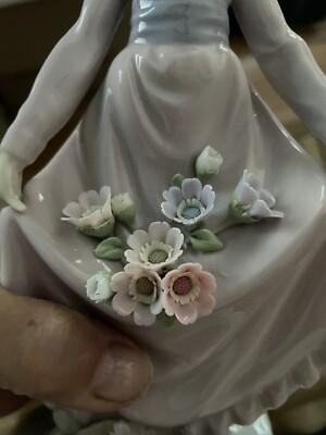 LLadro Flowers in the Basket Porcelain Gloss Figurine No. 5027