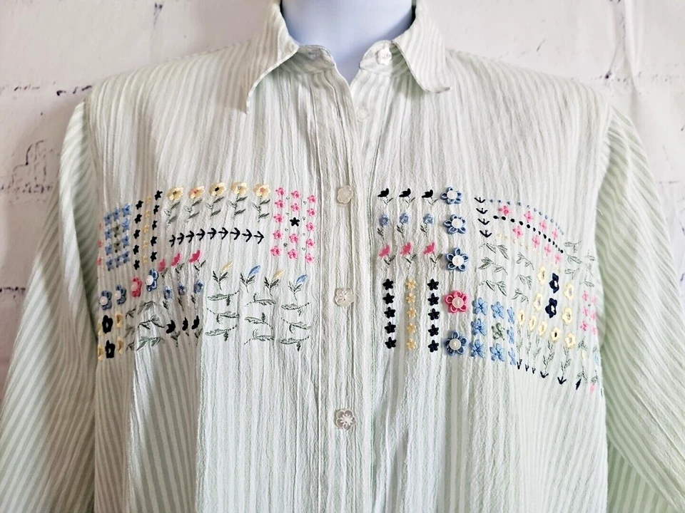 Blusa Koret Francisca Bordada a Rayas Verdes Talla Grande Manga Larga con Pestaña Enrollable Foto 3 de 4