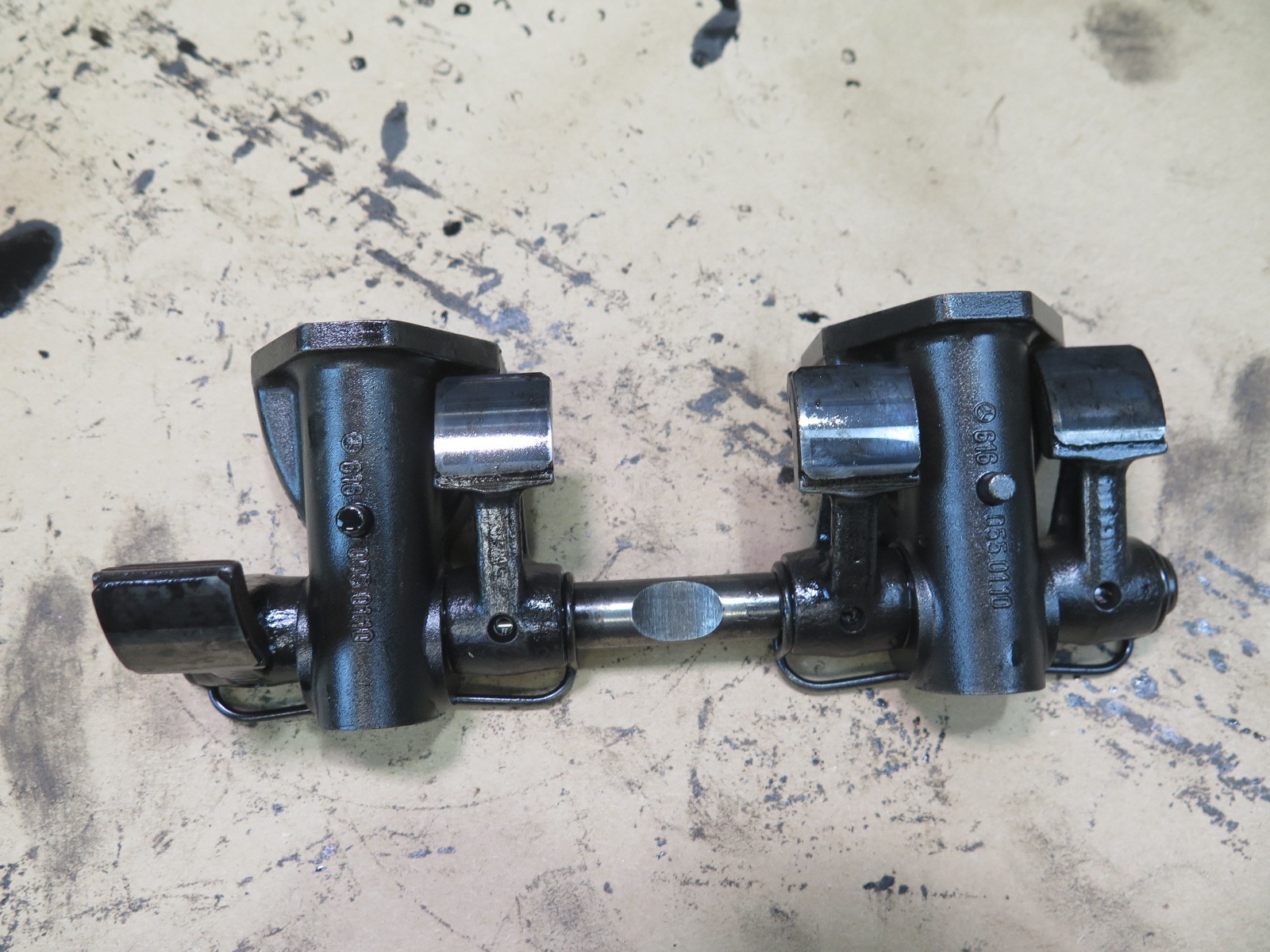 81-83 MERCEDES W123 240D OM616 DIESEL ENGINE MOTOR CAMSHAFT & ROCKER ARM OEM thumbnail 5