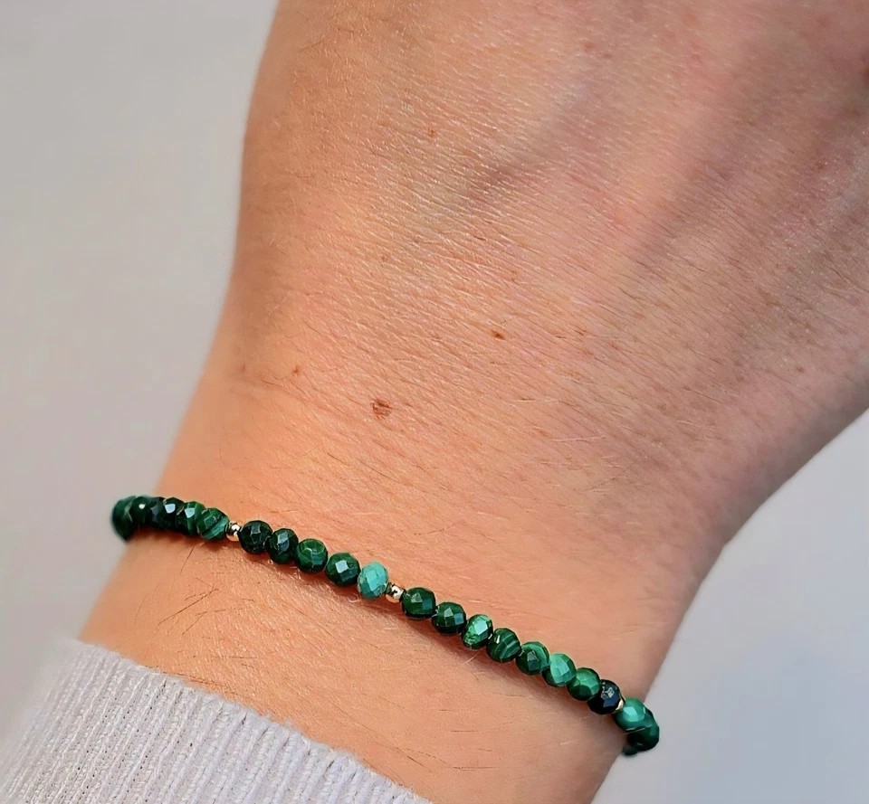 Brazalete con cuentas de malaquita verde natural relleno de oro de 18 quilates piedra de nacimiento de mayo  Foto 2 de 4