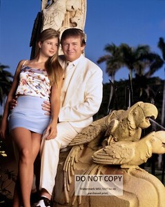 DONALD TRUMP WITH YOUNG DAUGHTER IVANKA TRUMP - 8X10 PHOTO (MW120)