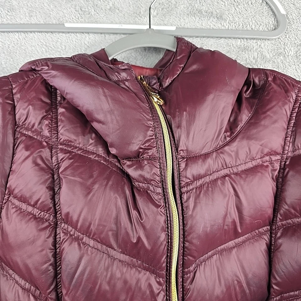Abrigo acolchado largo borgoña grande Calvin Klein ligero premium Foto 3 de 4