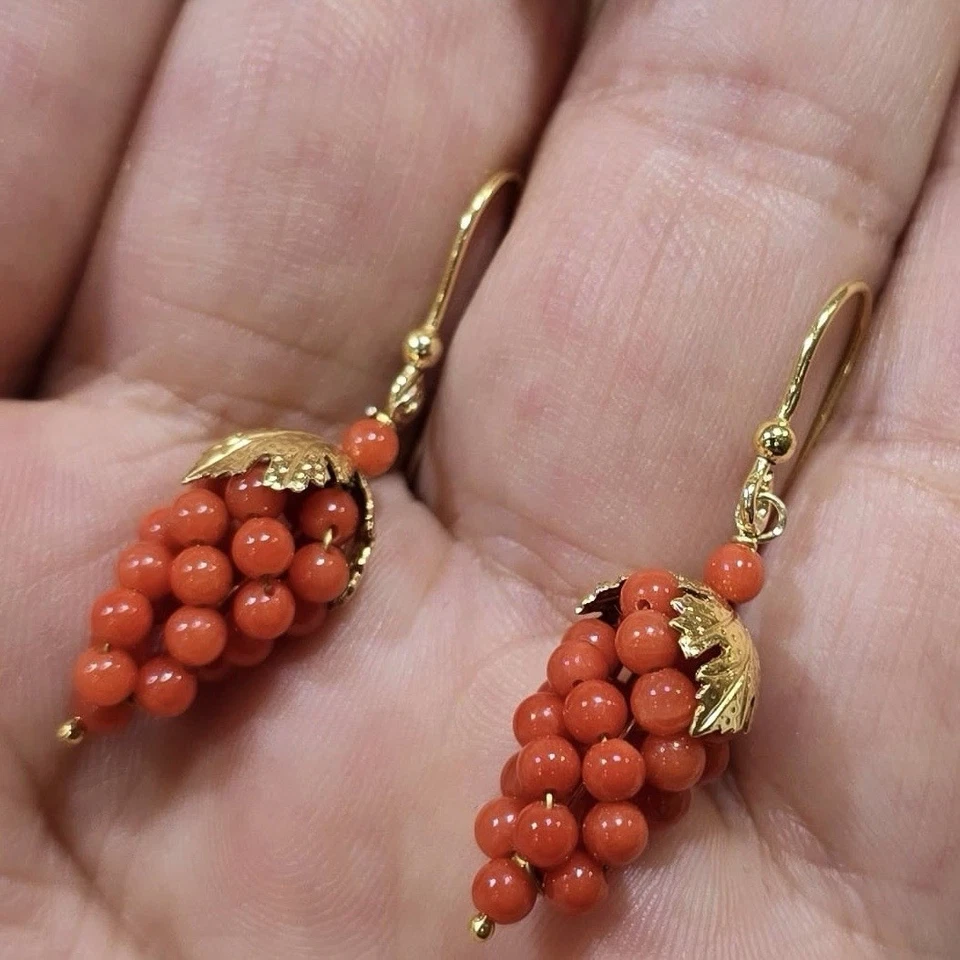 Orecchini Grappolo D’uva Con Pallini In Corallo E Montatura In Argento 925 - Immagine 3 di 4