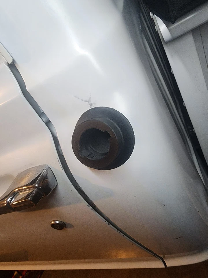 Cubierta del orificio del tanque de gasolina se adapta a la tapa y el ojal originales hechos para Chevy C10 1960-1966 Foto 3 de 4