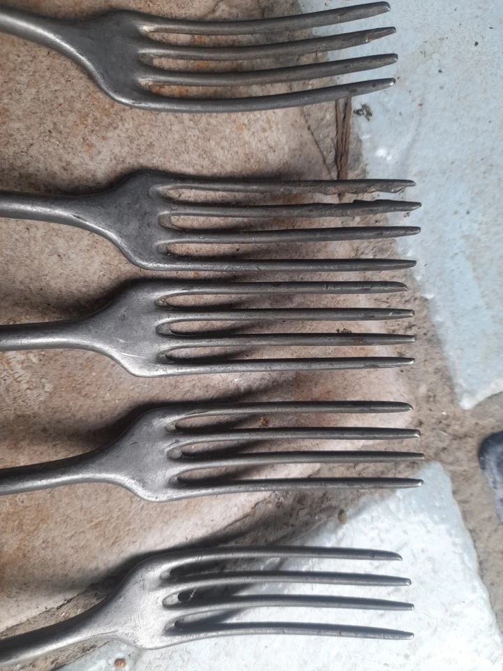 Lot 7 Fourchettes Couverts Etain Décor Médaillons Epoque XVIIIe / XIXe Siècle - Photo 3/4