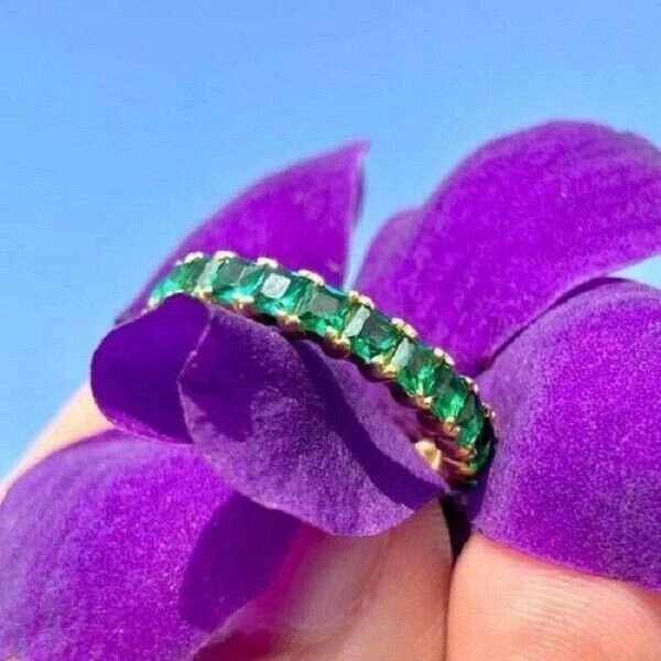 Banda de eternidad completa de esmeralda verde creada en laboratorio de 2 quilates enchapada en oro amarillo de 14 quilates Foto 2 de 4