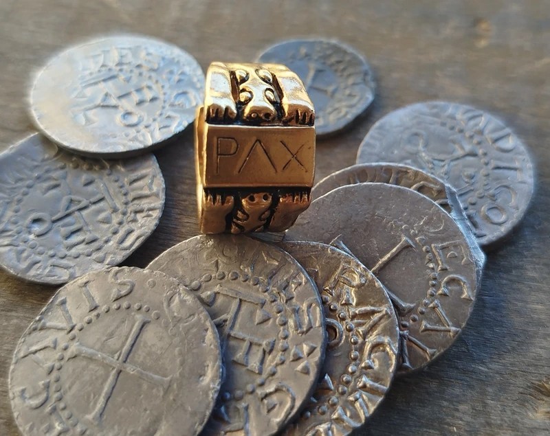 Sublime bague Pax Taille M, une reproduction fidèle en bronze poli pour femme élégante