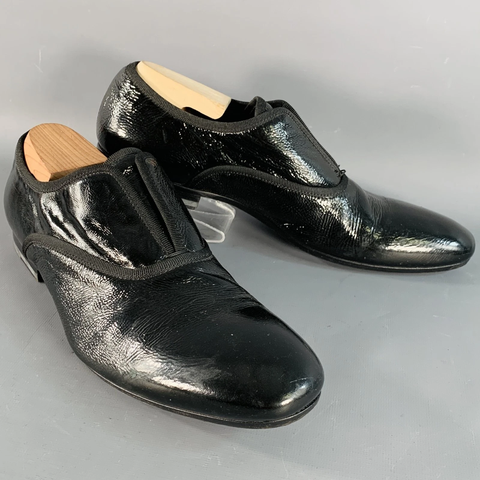 Mocassini slip on ALEXANDER MCQUEEN taglia 10 in pelle verniciata nera