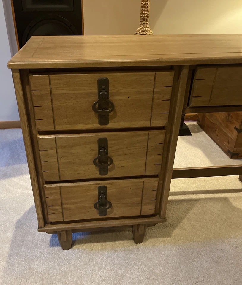EXCELENTE ESCRITORIO DE MADERA ESTILO SUROESTE RÚSTICO PRIMITIVO DE COLECCIÓN 60’ con asas de hierro Foto 4 de 4