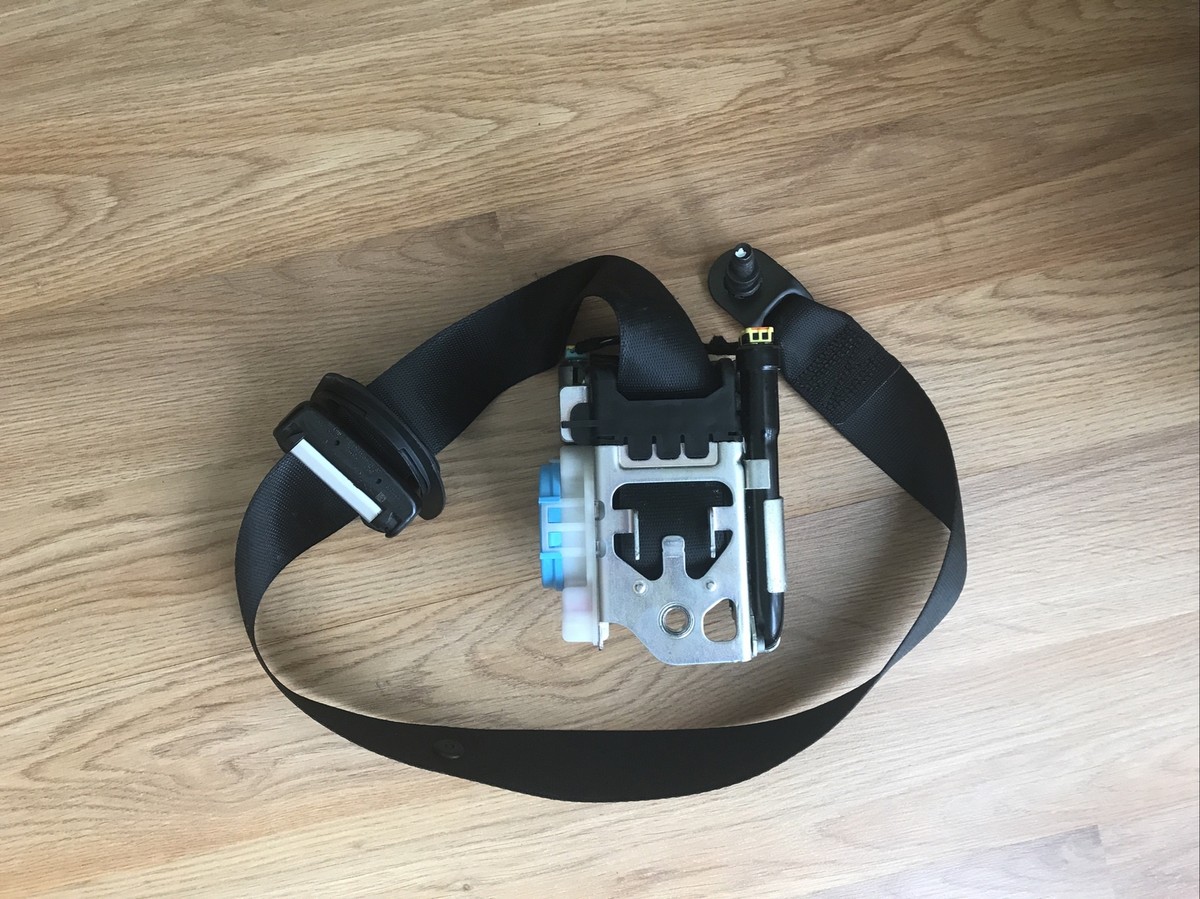 MERCEDES-BENZ B Front Right Seatbelt 307068099228 0589-P1-000220 