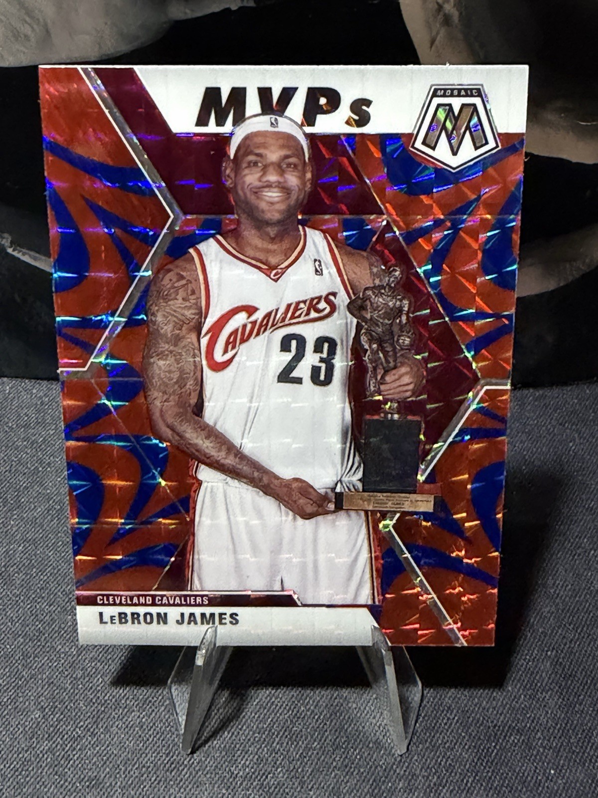 2019-20 Panini Mosaic #298 LeBron James Reactive Blue Cleveland Cavaliers Lakers
