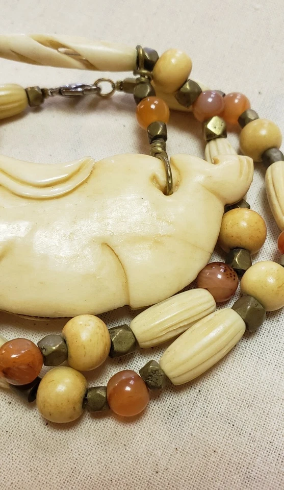 Encantador collar colgante antiguo asiático de hueso de conejo saltando/corriendo Foto 3 de 4