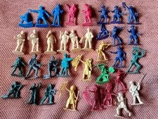 plastic toy soldiers lot 35 Pieces