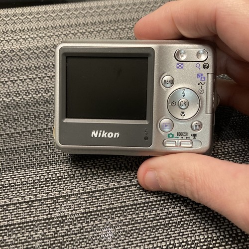 Nikon Coolpix L4 Digital 4 MP Camera Silver Tested W/Case READ DESCSTION - Picture 5 of 13