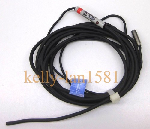 1pcs KEYENCE EM-005P Proximity Sensor New - Picture 2 of 2