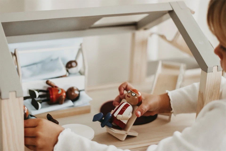 Modernes XXL-Puppenhaus aus Holz – 3 Etagen + Dachterrasse | Voll Ausgestattet  - Bild 3 von 4