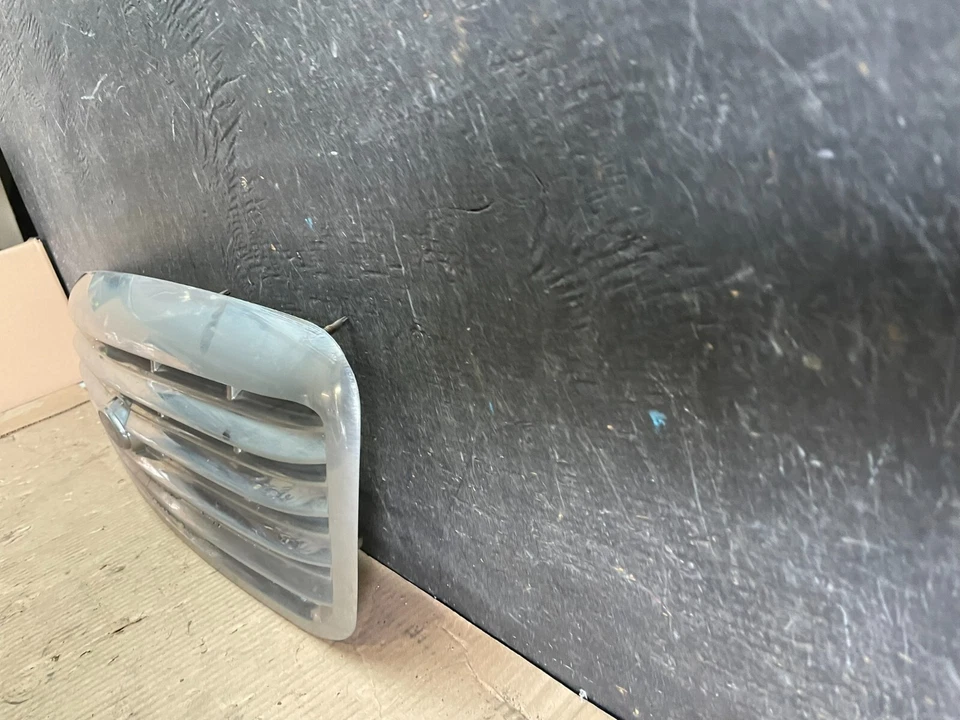 Grelha dianteira superior cromada Ford Crown Victoria 2003 a 2011 L9686 PS - Imagem 2 de 4