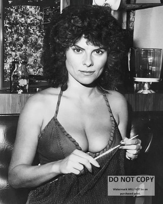 ACTRESS ADRIENNE BARBEAU PIN UP - 8X10 PUBLICITY PHOTO (SP-061)