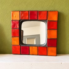 Miroir Mithe Espelt en céramique dans différentes nuances de rouge