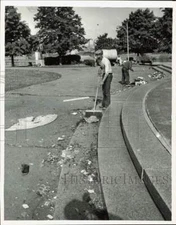 1971 Press Photo Massachusetts MDC Cleaning Up Litter at Hatch Shell - lrb37032