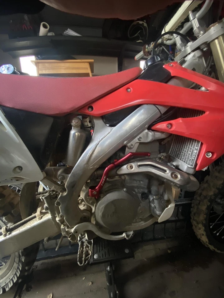 Arrancador Tusk de aluminio forjado rojo anodizado - Se adapta a: Honda CRF250R 2010-2017 Foto 3 de 3