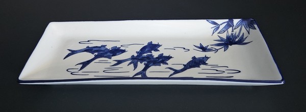 Plato para servir sushi World Market cerámica azul y blanca con diseño de pescado koi 2007