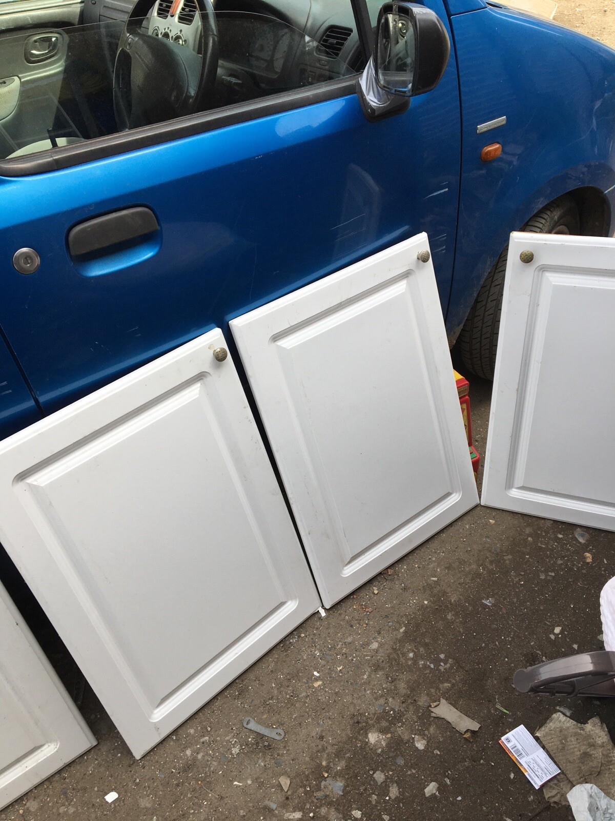 B & Q. kitchen cupboard doors and handles (knobs) 8 pieces. WHITE 500 /