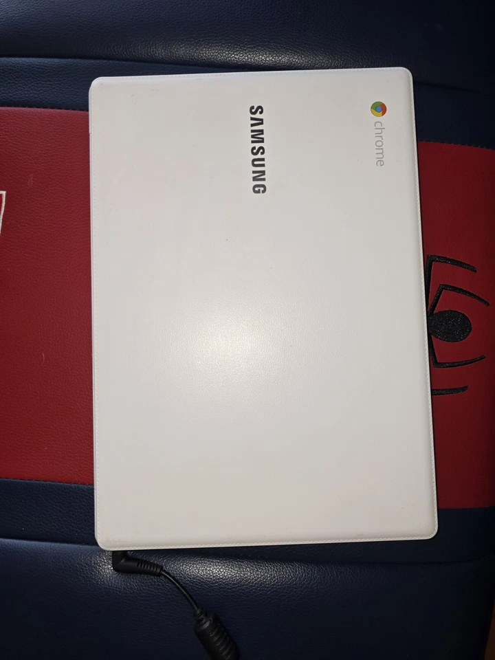 Computador Samsung XE503C12-K02US 11,6" Chromebook 2 (branco clássico) - Imagem 2 de 4