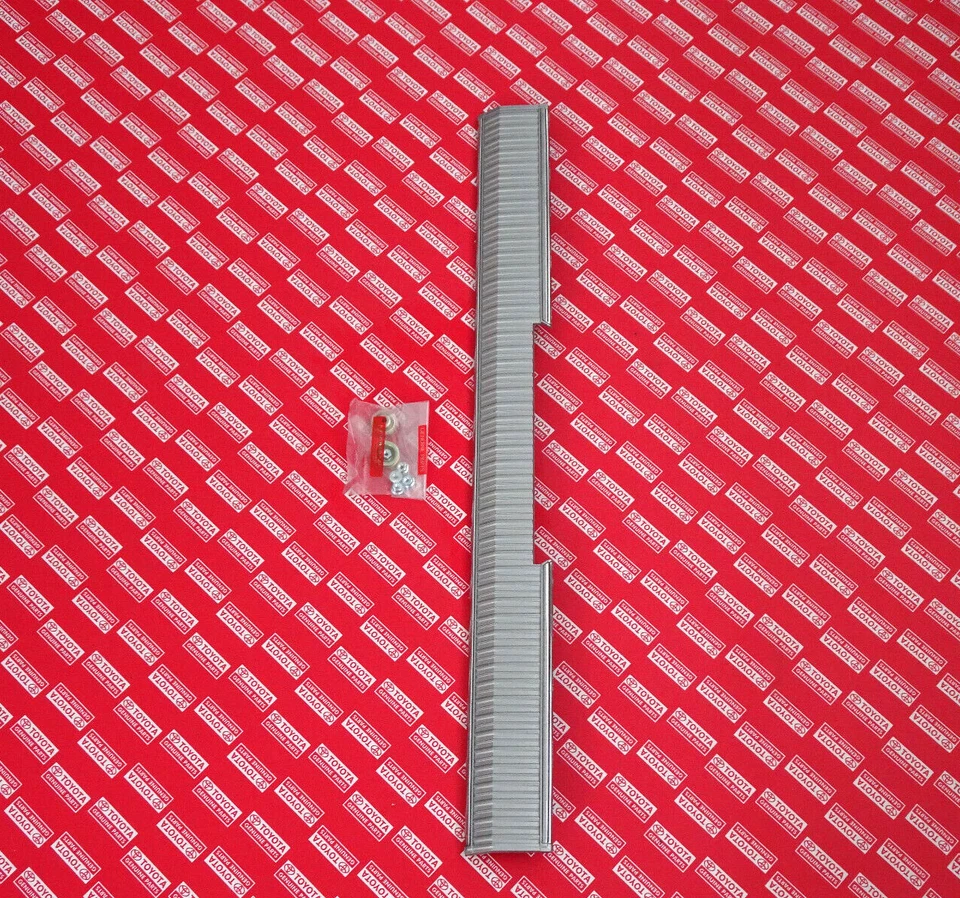 1970 1971 1972 1973 1974 1975 Toyota Carina TA12 Rear Center Molding - Image 4 of 4