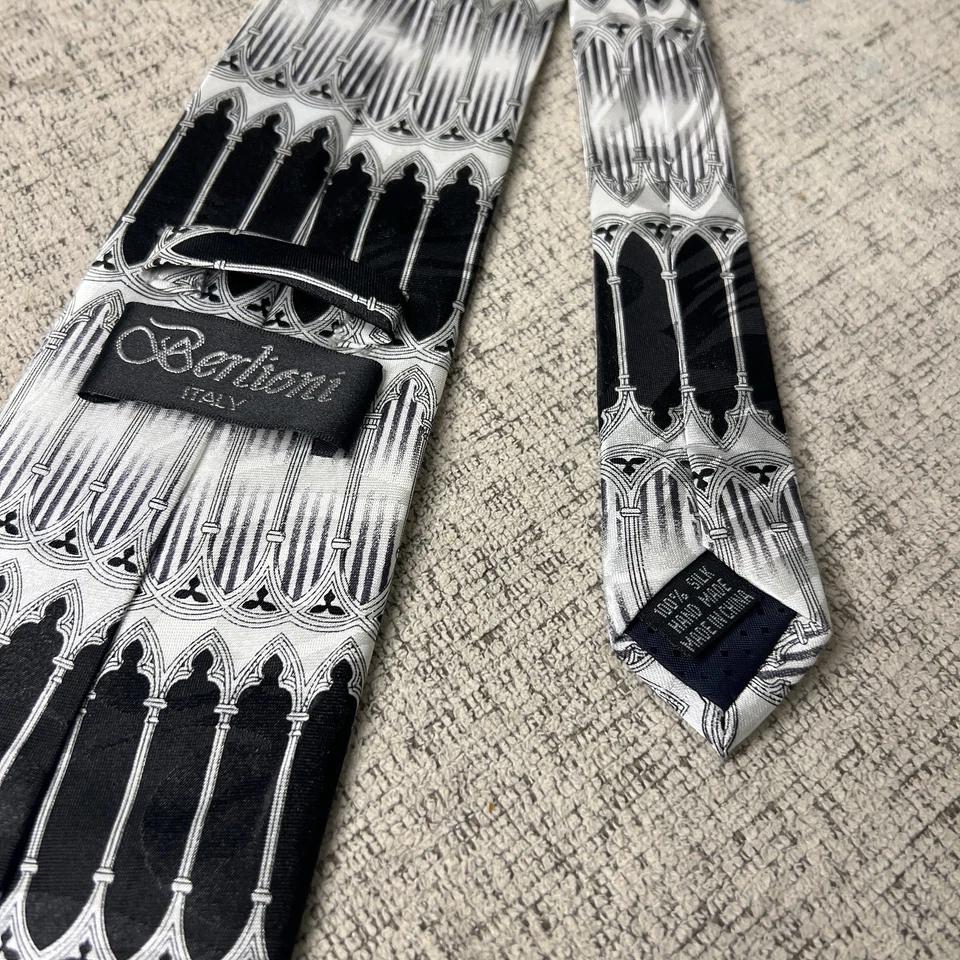 Corbata de seda Berlioni negra plateada geométrica gótica patrón de arco formal para hombre Foto 3 de 4
