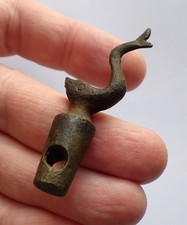 Manico o chiave per rubinetto a botte post medievale con un delfino in cima - Barrelspout.