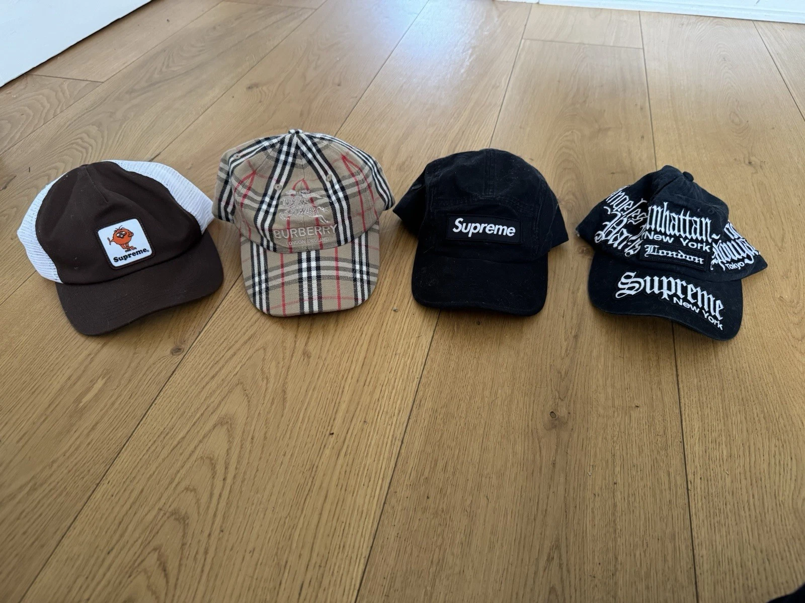 Lot de chapeaux Supreme, Supreme x Burberry