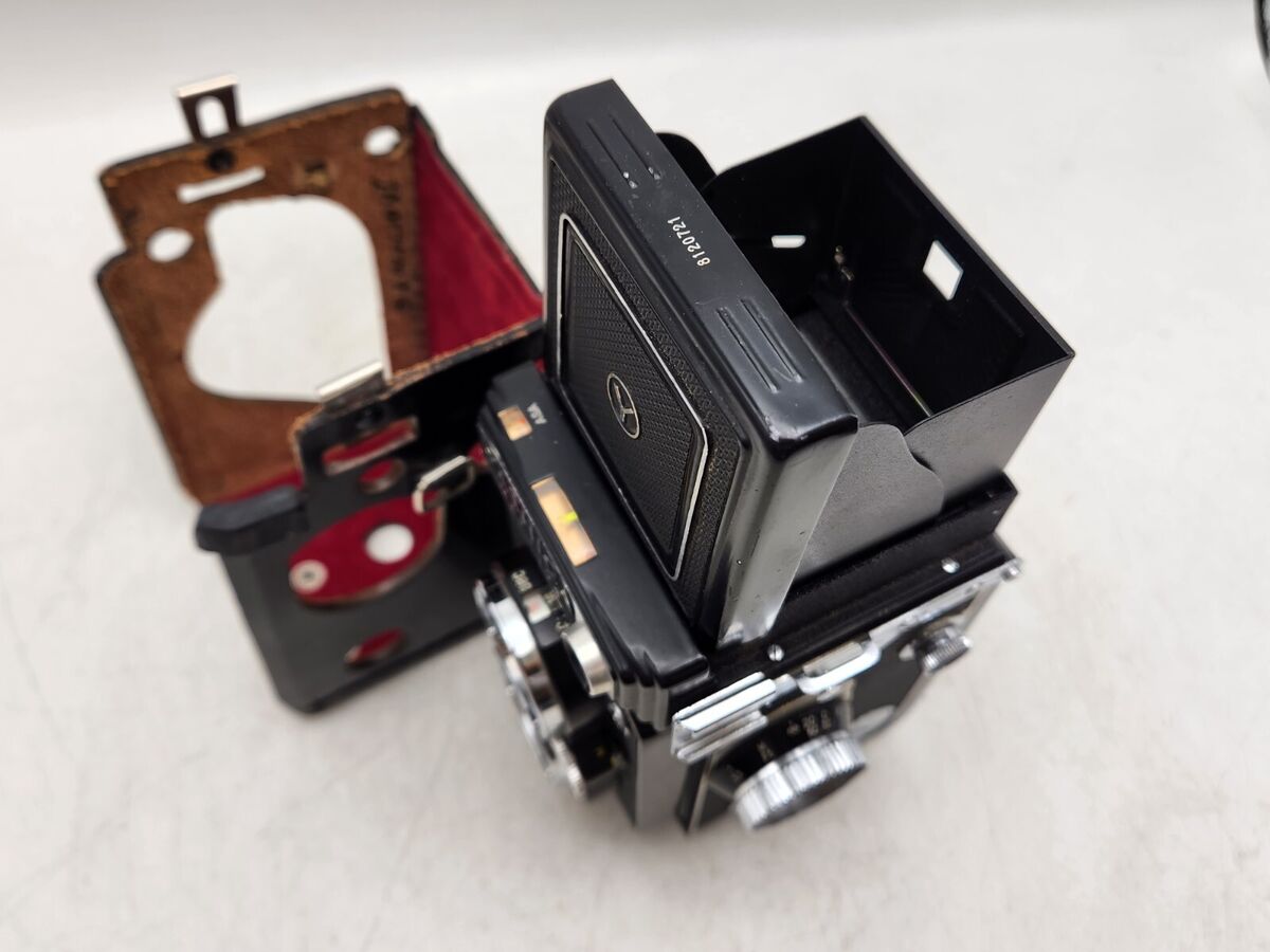 Vintage Yashica Mat 124 Medium Format TLR Camera - Yashinon Vintage Yashica Mat 124 Medium Format TLR Camera - Yashinon