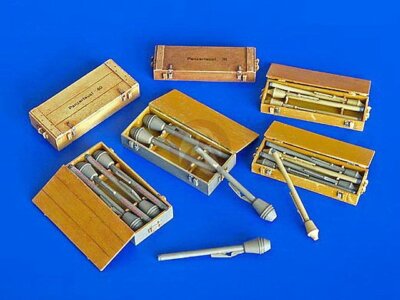 Plus Model 1/35 Panzerfaust 30 & 60 German Anti-Tank Weapon w/Crates &Decals 271
