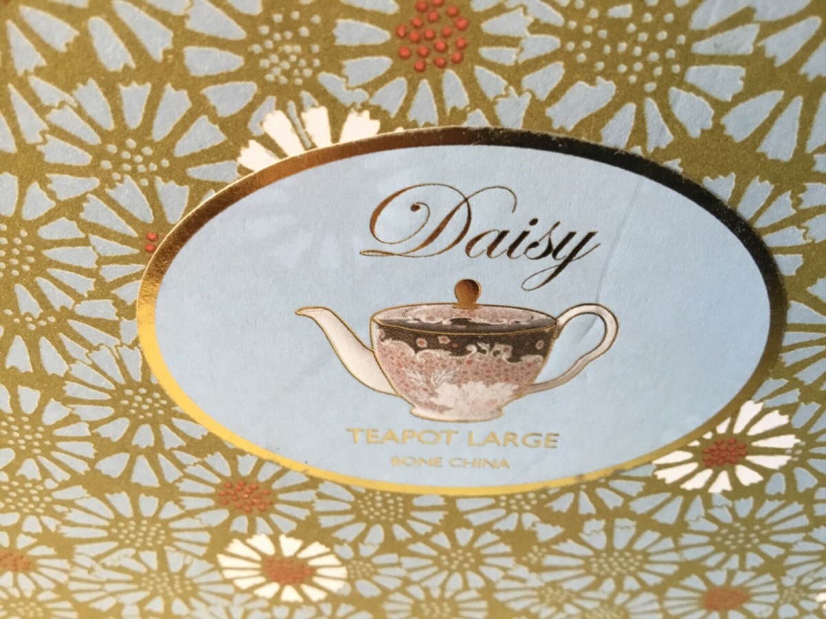 Wedgwood Daisy Large Tea Pot Bone China Gold Chrysanthemums from 