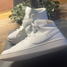Nike Court Royale  in der Farbe Triple White, Gebraucht Gr. 40