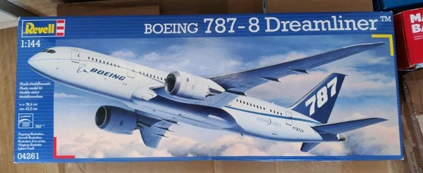 Revell 04261 Boeing 787-8 Dreamliner - 1:144 Plane Flugzeug Modelbausatz Neu-image