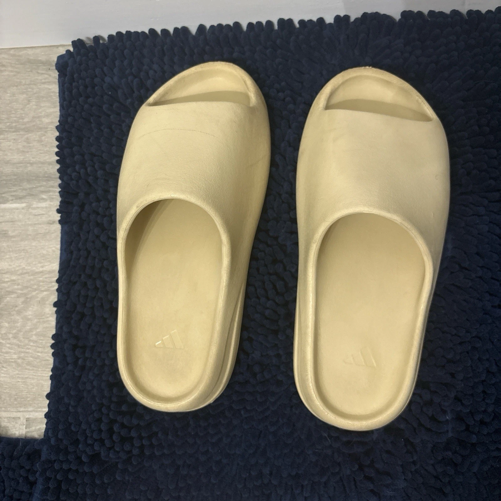 ADIDAS Vendo coppia di diapositive Yeezy nel colore osso.