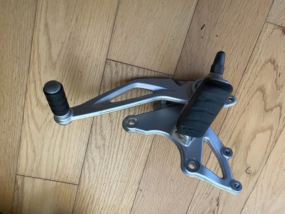 BMW R9T 2013-2016 soporte de pedal derecho estriba trasera R nine T Foto 2 de 3