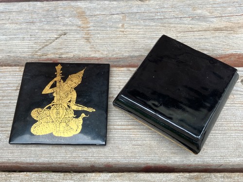 VTG BLACK LACQUER EXOTIC SMALL DECORATIVE BOX w/ GILT DESIGN OF HINDU GODDESS - Picture 3 of 3