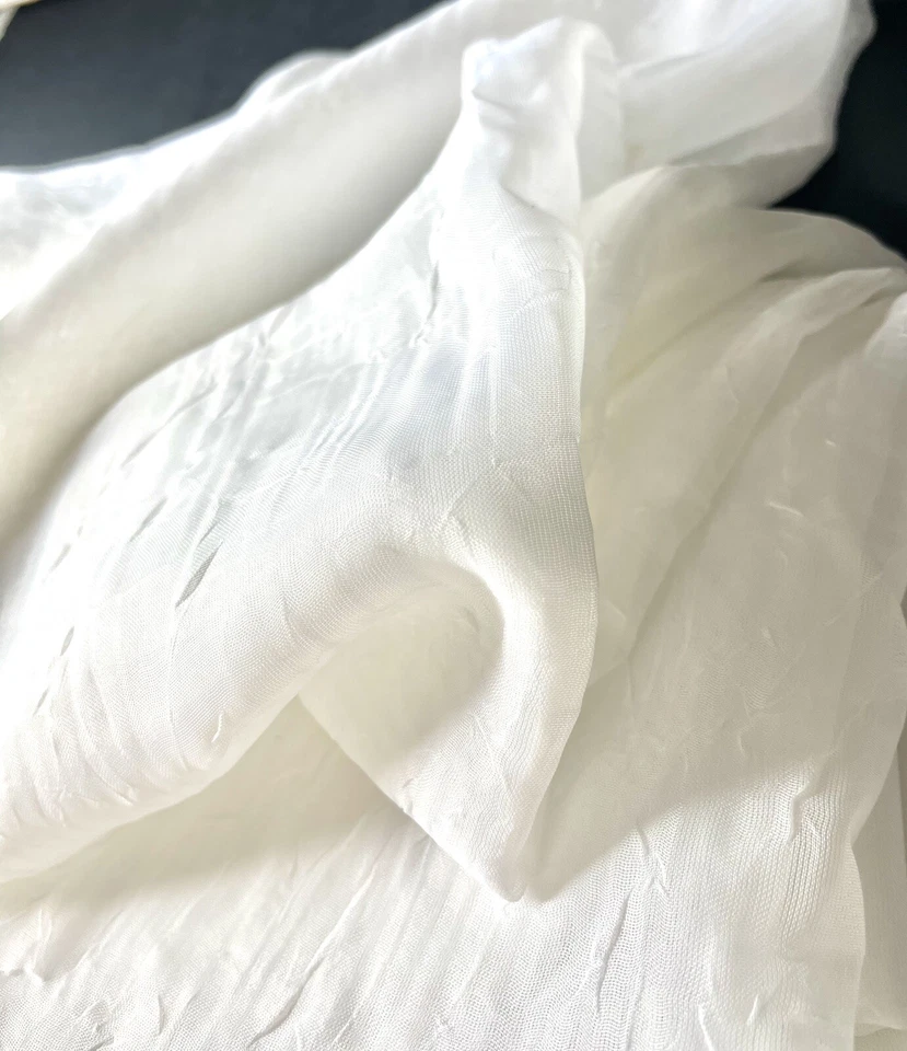 Dois painéis semi transparentes texturizados brancos 96” L X 50” W com ilhós de níquel escovado - Imagem 3 de 4