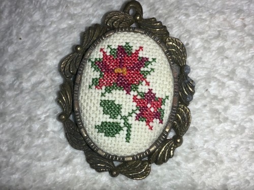 1982 Counted Cross Stitch Embroidery Poinsettias Brooch Pin - 第 1/5 張圖片