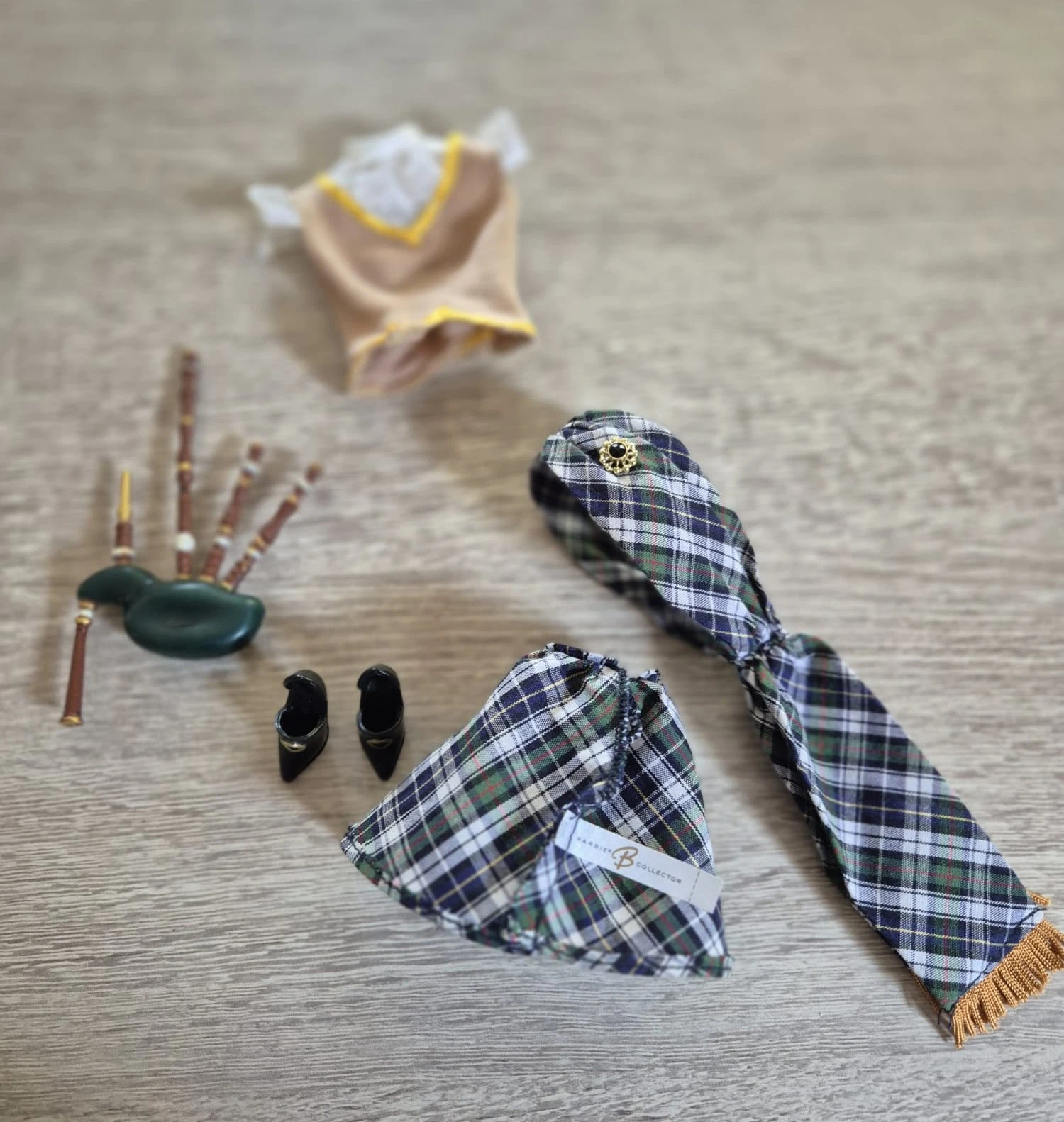 VETEMENTS Bambole del mondo Scozia Barbie bambola kilt gonna top scarpe fascia e cornamusa solo