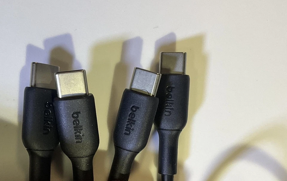 Almohadilla de carga inalámbrica magnética Belkin BoostCharge Pro 2 en 1 con Qi2 (lote de 13) Foto 2 de 4