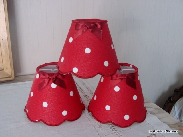 Abat-jour rouge à pois blancs à pince pour créer une ambiance bistrot vintage