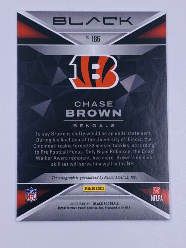 Tarjeta de novato con autógrafo Chase Brown 2023 Panini negra verde 13/15 Cincinnati - Imagen 2 de 2