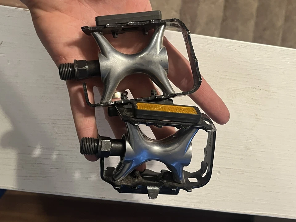 Pedales planos de bicicleta de metal negro y plateado de excelente dimensión K20427 Foto 3 de 4